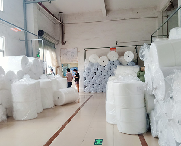 功夫不負(fù)有心人，這句話，小編想送給剛拿下120噸口罩針刺棉訂單的東莞智成纖維業(yè)務(wù)符經(jīng)理。每一場(chǎng)合作的背后，都不是一件容易的事，能成功合作，或是客戶覺得合作方品牌可靠，亦或是相關(guān)人員服務(wù)周到。 6月17日，東莞智成纖維業(yè)務(wù)符經(jīng)理終于獲得深圳鐘先生的認(rèn)可?；貞浧鹋c深圳鐘先生初見，是兩天前的6月15日，這次登門拜訪，是深圳鐘先生上門考察東莞智成纖維。此次考察智成，獲得了深圳鐘先生的極大認(rèn)可，從鐘先生口中得知，鐘先生此前對(duì)比了很多廠家，但只有東莞智成纖維的環(huán)境衛(wèi)生能達(dá)到他的標(biāo)準(zhǔn)，這也是智成人平時(shí)做好7s管理的體現(xiàn)。 6月15日當(dāng)天下午東莞智成纖維業(yè)務(wù)吳總監(jiān)到深圳和鐘先生協(xié)商價(jià)格、合作等問題。晚上11點(diǎn)，智成纖維業(yè)務(wù)符經(jīng)理不辭辛勞，把剛打好的樣品送到深圳，讓鐘先生試樣。 第三、第四次，是6月16日，符經(jīng)理帶上張技術(shù)上門進(jìn)行技術(shù)指導(dǎo)。前前后后兩天時(shí)間，終得深圳鐘先生一句：合同馬上簽給你。 前有劉備三顧茅廬，后有智成符經(jīng)理4次登門拜訪，兩者終得盡善盡美。東莞智成纖維的每一位銷售人員，秉承著用心、不懈怠任何一位客戶的工作態(tài)度，為客戶服務(wù)著。