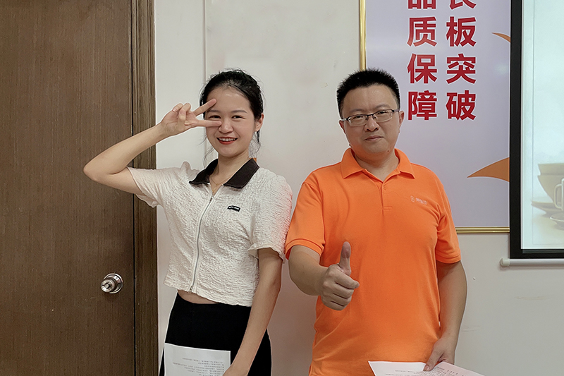 主持人鄒世曉、黃曉程